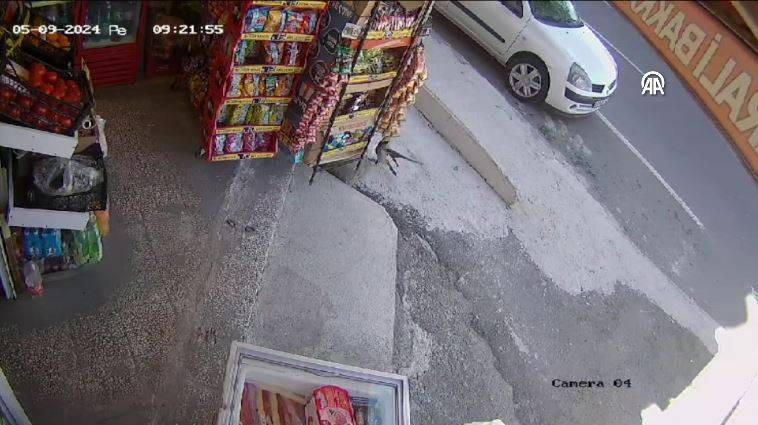 Bakkaldan cips çalan karga suçüstü yakalandı! Etrafı kolaçan etti paketi alıp kaçtı - Resim: 26